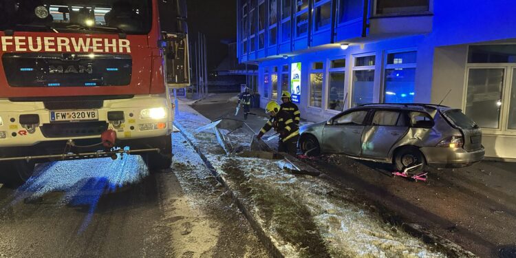 Auf rutschiger Straße mit Auto in Fahrschule gekracht