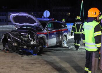 Sechs Verletzte: Frontalcrash zwischen Polizeistreife und Auto in Gmunden