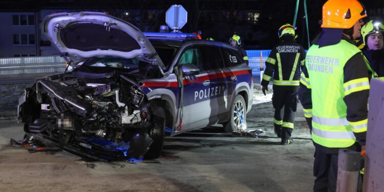 Sechs Verletzte: Frontalcrash zwischen Polizeistreife und Auto in Gmunden