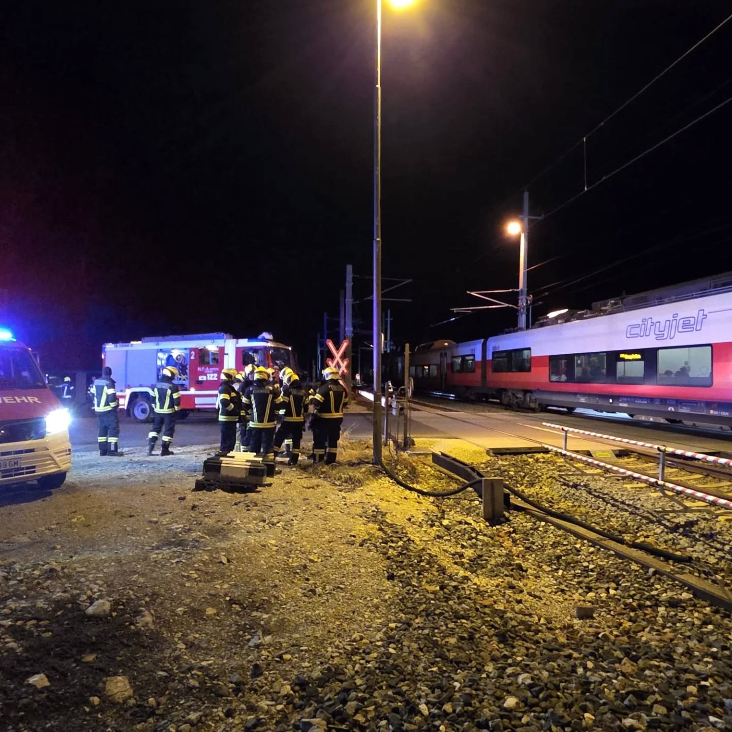 Pensionist-kollidiert-in-Ebensee-mit-Gartenmauer-und-Zug