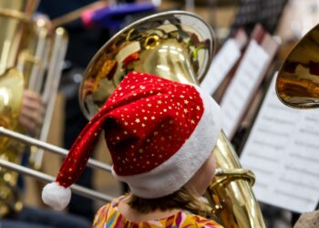 Nikolaus-Besuch für die Jungmusiker:innen der Werkskapelle Laufen