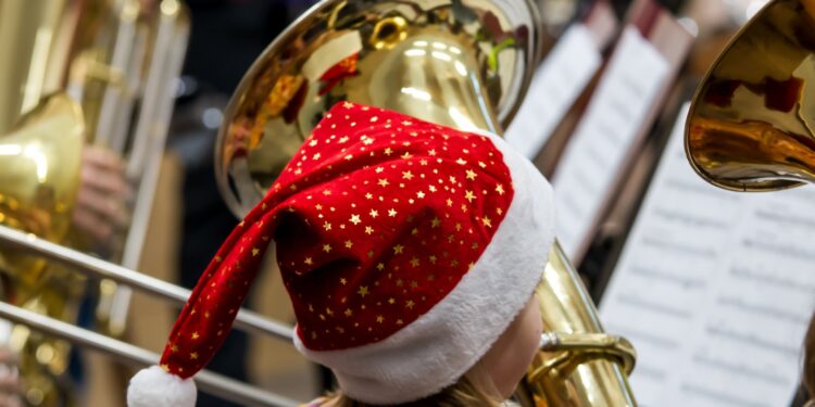 Nikolaus-Besuch für die Jungmusiker:innen der Werkskapelle Laufen