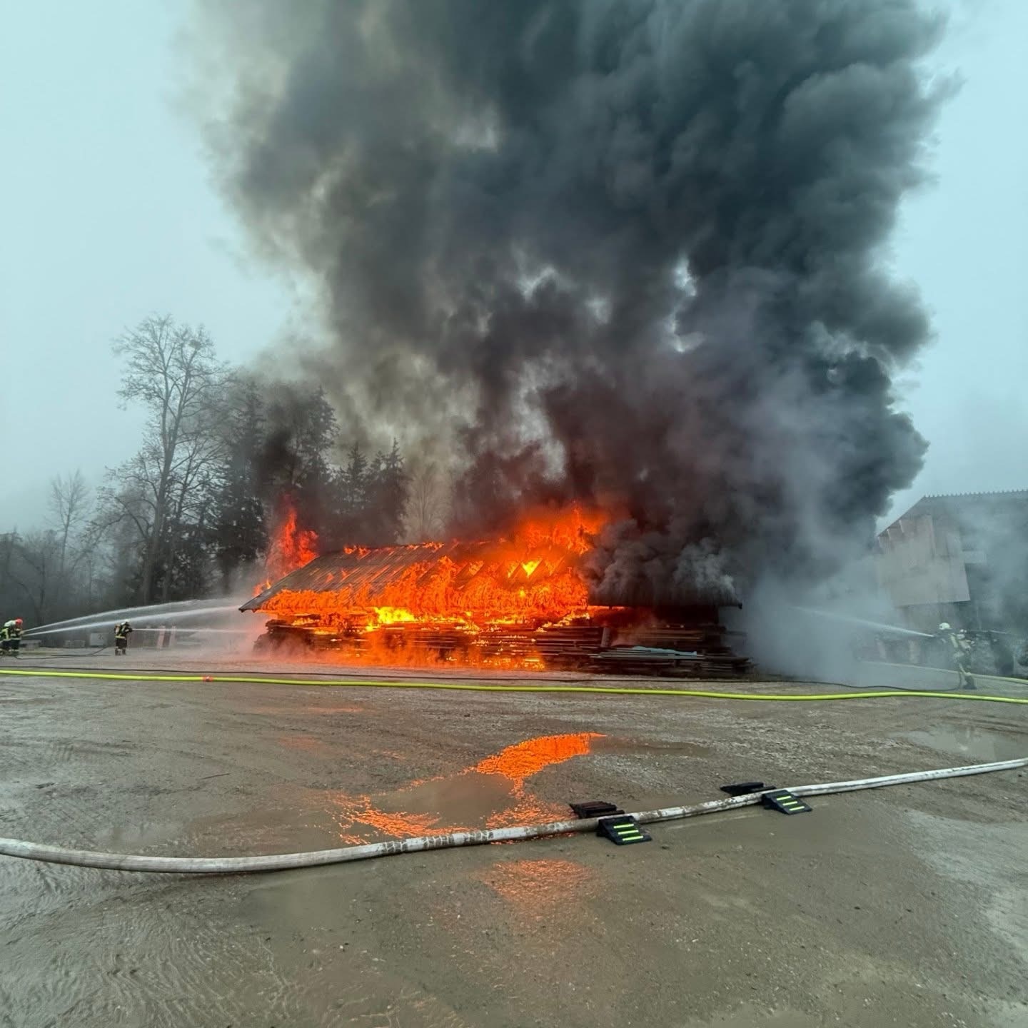 Gro-brand-in-Kirchham-Holzlagerhalle-vollst-ndig-ausgebrannt