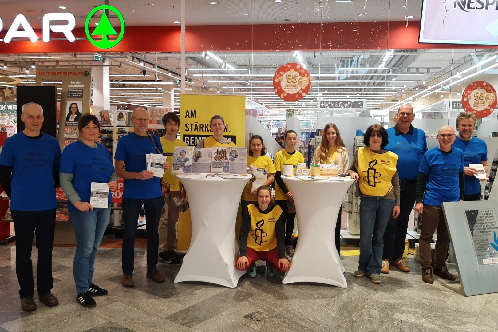 Tag-der-Menschenrechte-Aktion-von-Armutsnetzwerk-und-amnesty-youth-in-der-Varena