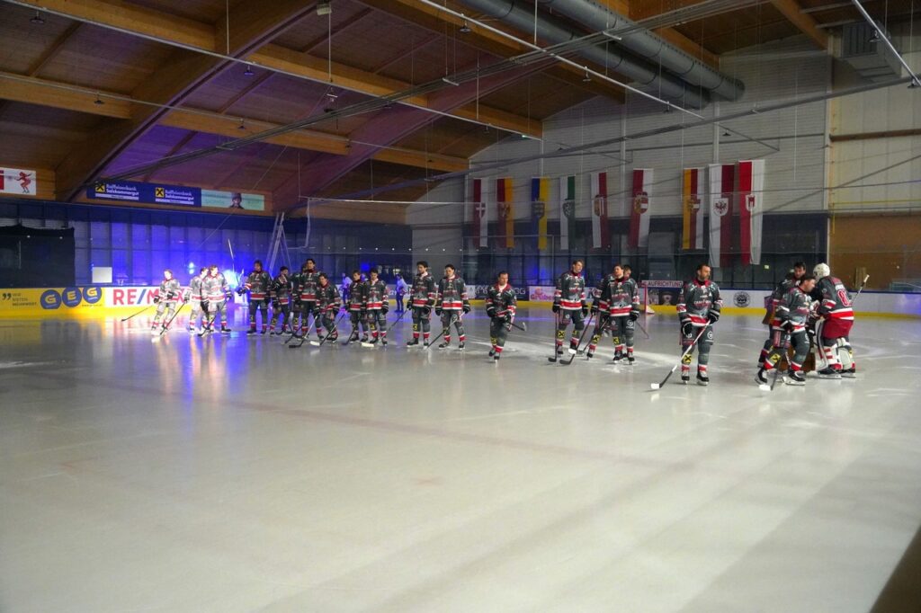 Sharks-Gmunden-zur-ck-auf-der-Siegerstra-e-mit-7-1-Sieg-gegen-HDK-Maribor