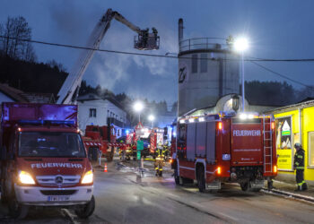 Großeinsatz in Laakirchen – 6 Feuerwehren bekämpfen Silobrand in Gewerbebetrieb