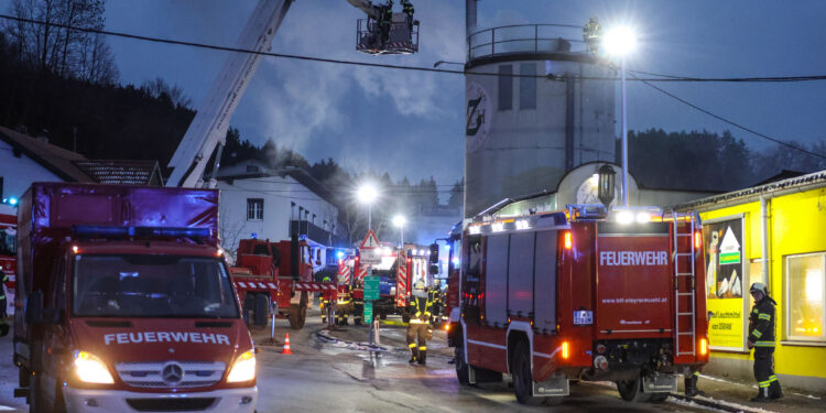Großeinsatz in Laakirchen – 6 Feuerwehren bekämpfen Silobrand in Gewerbebetrieb