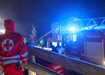 Vier Feuerwehren bei Dachbodenbrand in Pinsdorf im Einsatz