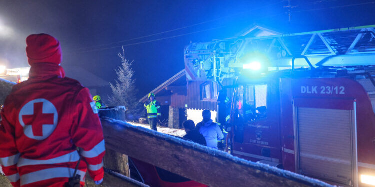 Vier Feuerwehren bei Dachbodenbrand in Pinsdorf im Einsatz