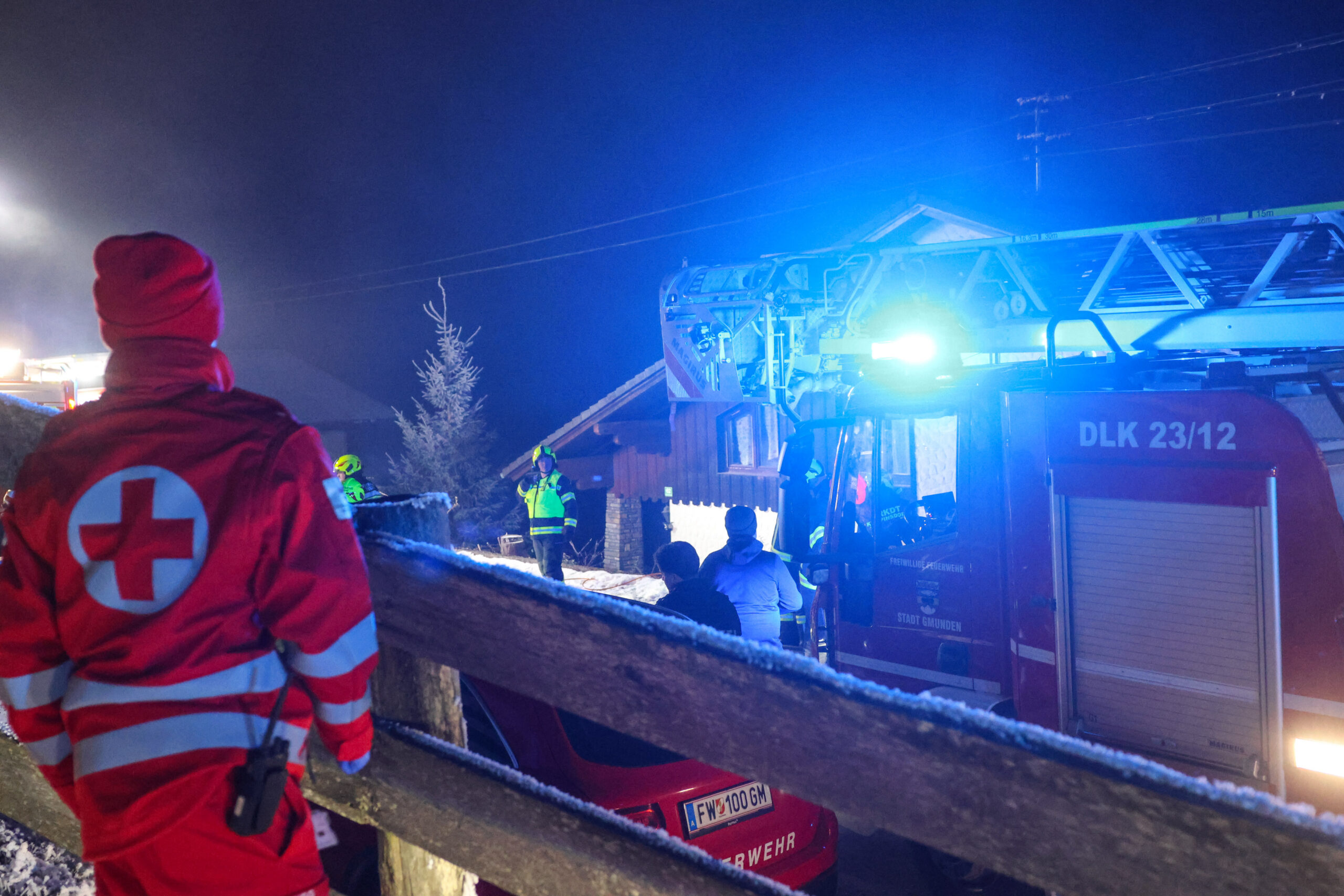 Vier-Feuerwehren-bei-Dachbodenbrand-in-Pinsdorf-im-Einsatz