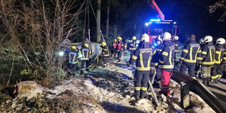 Alkolenker überschlug sich in angrenzenden Wald