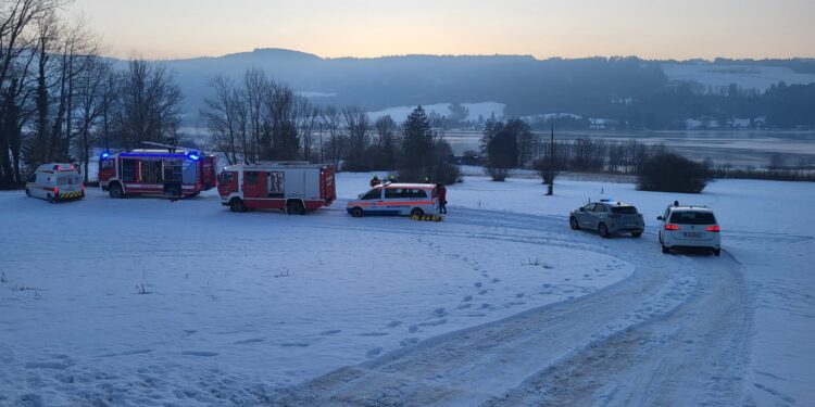 Drei Personen auf Eis in Irrsee eingebrochen