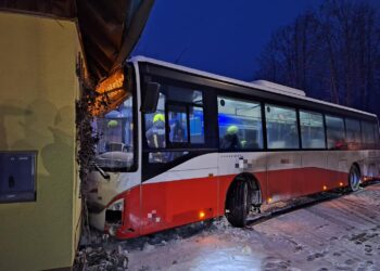 Bus gerät auf Schneefahrbahn außer Kontrolle