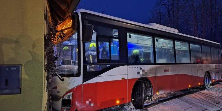 Bus gerät auf Schneefahrbahn außer Kontrolle