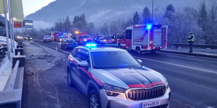 Vom Brandmeldealarm zum Verkehrsunfall – turbulenter Freitagmorgen in Bad Ischl