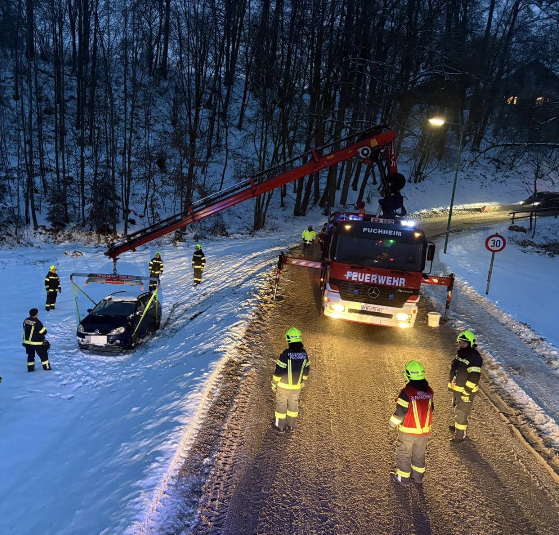 Eisige-Stra-enverh-ltnisse-Fahrzeugbergungen-in-Attnang-Puchheim