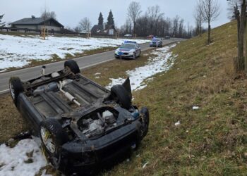 Fahrzeug überschlug sich und bleib auf dem Dach liegen
