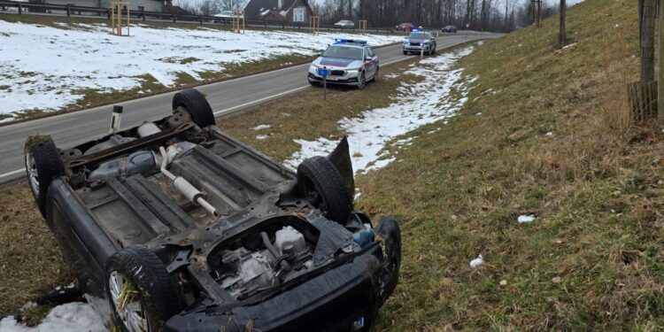 Überschlag in Altmünster: Auto bleib auf dem Dach liegen