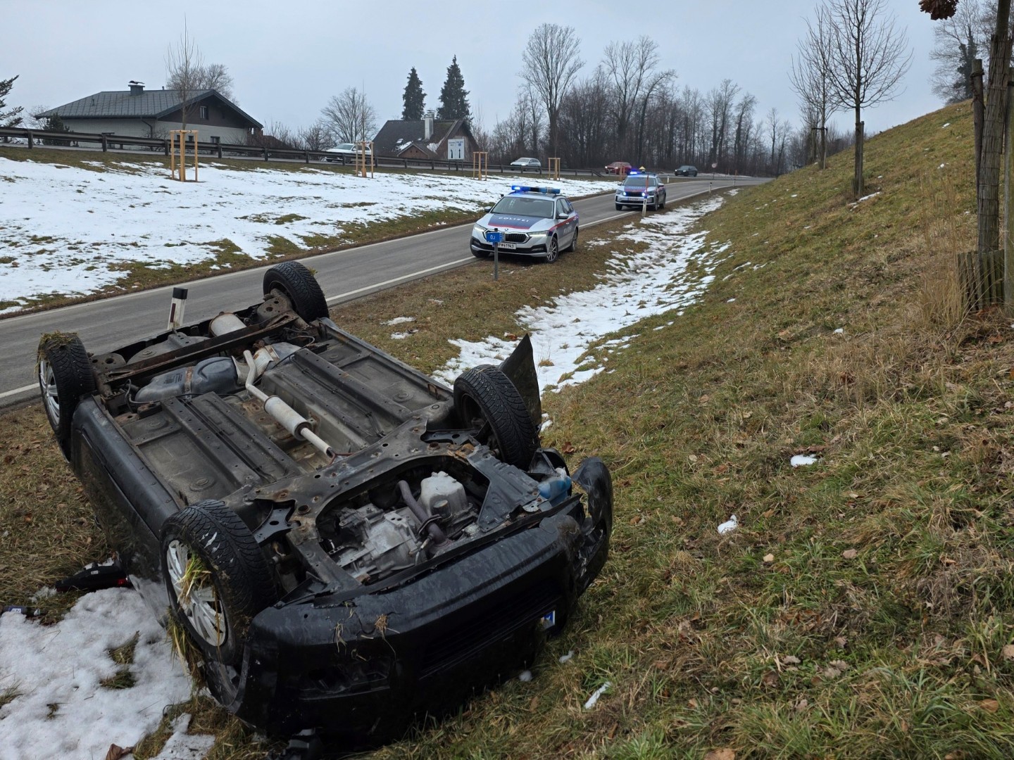 Fahrzeug-berschlug-sich-und-bleib-auf-dem-Dach-liegen