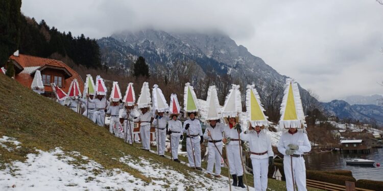 Turnerglöckler übermitteln Neujahrswünsche Unterm Stein