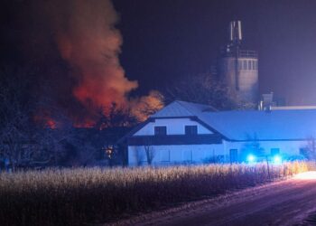 14 Feuerwehren bei Brand bei einem Unternehmen in Kirchham im Einsatz