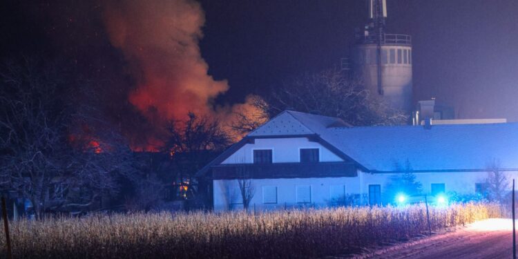 14 Feuerwehren bei Brand bei einem Unternehmen in Kirchham im Einsatz