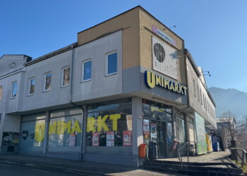 Gmundner Unimarkt schließt – Stadtgemeinde überlegt zukünftige Nutzung des sanierungsbedürftigen Gebäudes