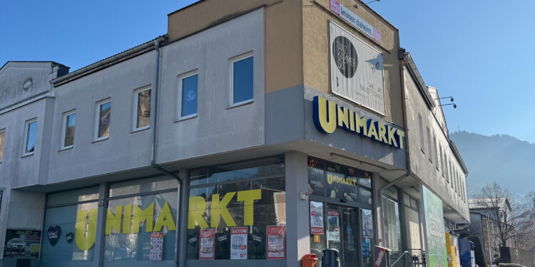 Gmundner Unimarkt schließt – Stadtgemeinde überlegt zukünftige Nutzung des sanierungsbedürftigen Gebäudes