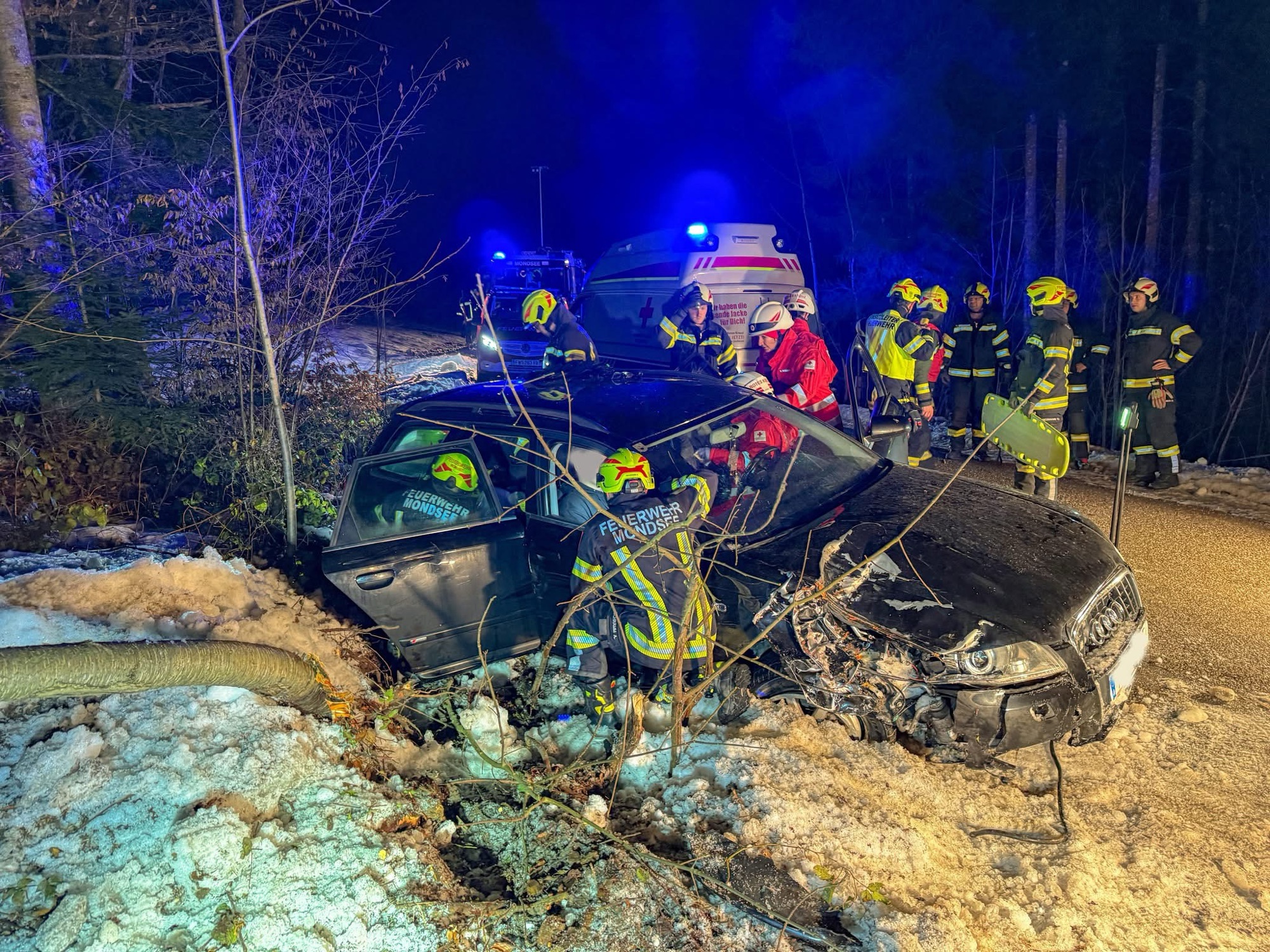 PKW-kommt-von-Stra-e-ab