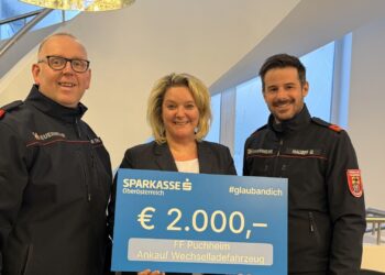 Spende an FF Puchheim: Sparkasse OÖ unterstützt Ankauf eines neuen Fahrzeuges
