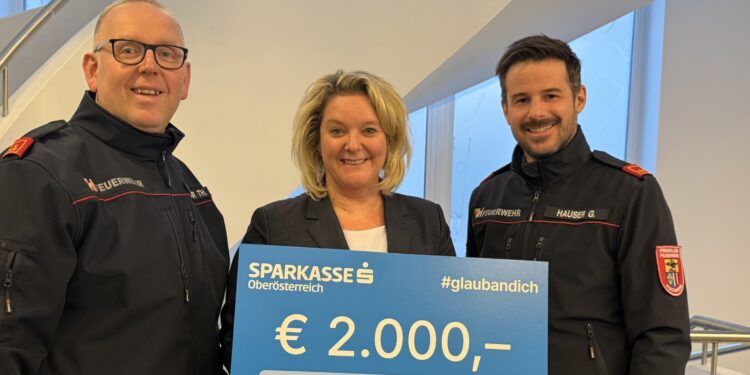 Spende an FF Puchheim: Sparkasse OÖ unterstützt Ankauf eines neuen Fahrzeuges