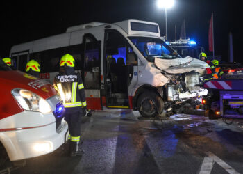 Schwerer Crash zwischen Linienbus und LKW-Sattelzug bei Lenzing
