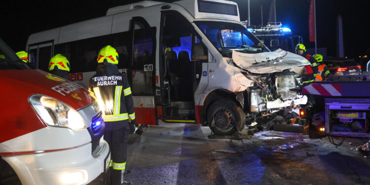 Schwerer Crash zwischen Linienbus und LKW-Sattelzug bei Lenzing