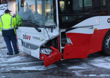 Schwerer Verkehrsunfall zwischen PKW und Linienbus in Wolfsegg am Hausruck