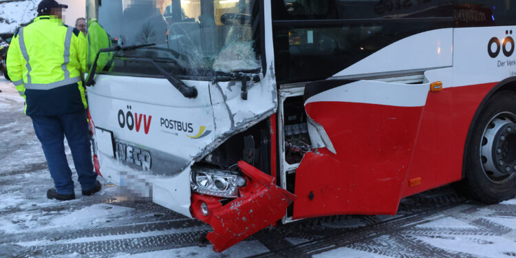 Schwerer Verkehrsunfall zwischen PKW und Linienbus in Wolfsegg am Hausruck