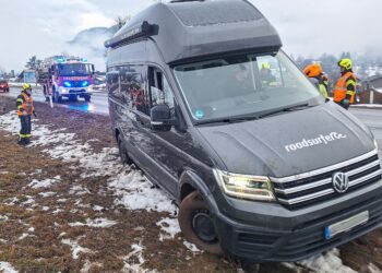 Nach Foto-Stop: Kleinbus festgefahren