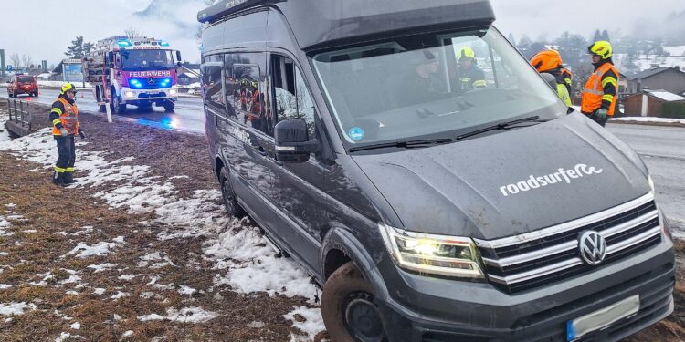 Nach Foto-Stop: Kleinbus festgefahren