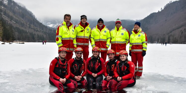 Schauübung Eisrettung am Vorderen Langbathsee