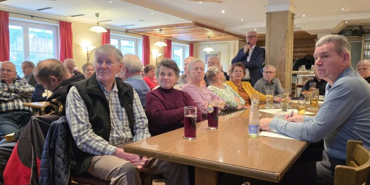 Demenz im Fokus: Großer Andrang beim Bezirks-Stammtisch in Frankenmarkt