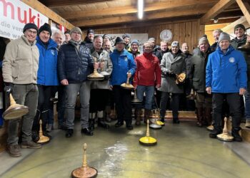 Lions und Kiwanis – freundschaftliches Treffen auf der Eisbahn