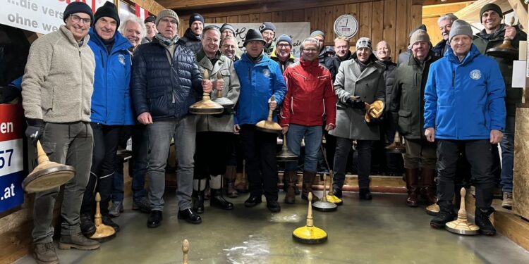 Lions und Kiwanis – freundschaftliches Treffen auf der Eisbahn
