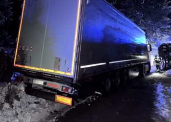Blindes „Navivertrauen“ führt zu langwieriger LKW Bergung in Bad Ischl