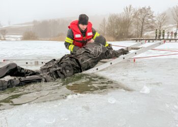 Irrsee (Sbg/OÖ): Feuerwehren, Polizei, Feuerwehrtaucher und Drohnen bei Eisrettungsübung
