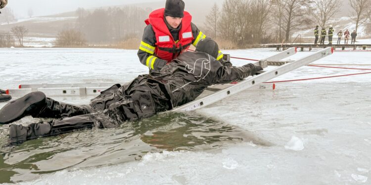 Irrsee (Sbg/OÖ): Feuerwehren, Polizei, Feuerwehrtaucher und Drohnen bei Eisrettungsübung
