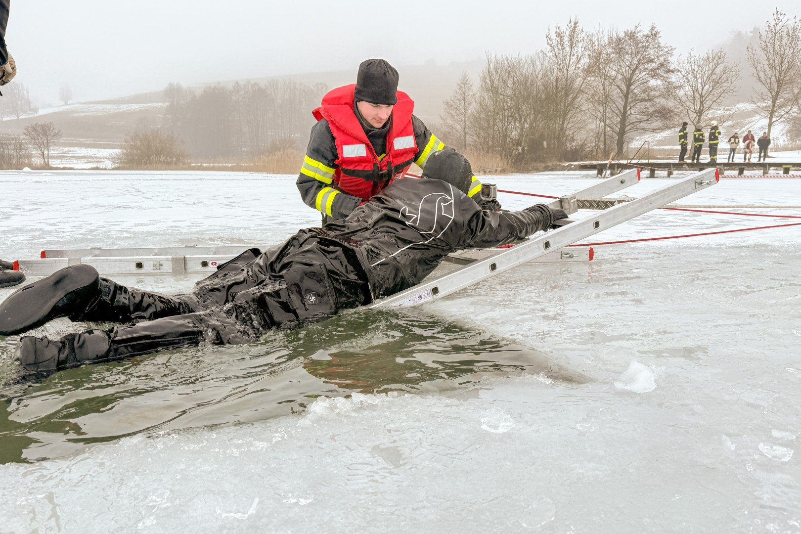 Irrsee-Sbg-O-Feuerwehren-Polizei-Feuerwehrtaucher-und-Drohnen-bei-Eisrettungs-bung
