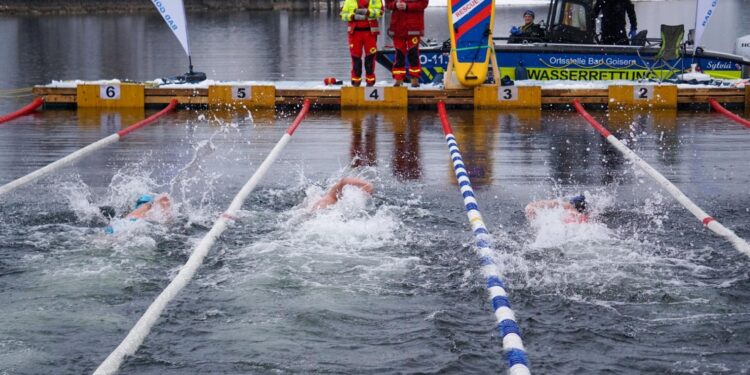 Hallstättersee Eisschwimmen mit Österreichischen Meisterschaften in Bad Goisern