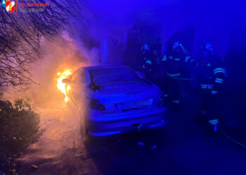 PKW-Brand in Ohlsdorf: Feuer drohte auf Wohnhaus überzugreifen