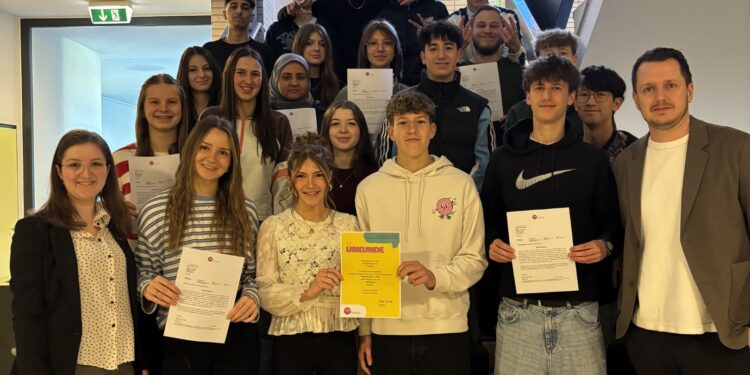 BHAK Bad Ischl erhält Auszeichnung für Zeitungsprojekt über das Kriegsende 1945