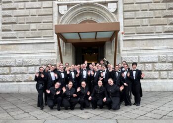 Im Herzen der Wiener Festlichkeit: Schüler/innen der HLW Vöcklabruck bieten erstklassiges Service beim Wiener Opernball