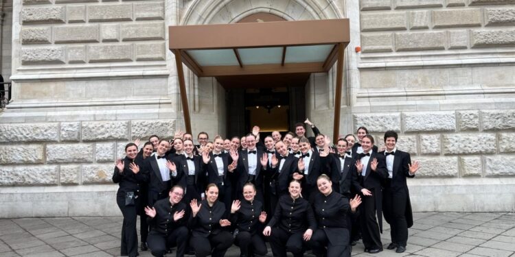 Im Herzen der Wiener Festlichkeit: Schüler/innen der HLW Vöcklabruck bieten erstklassiges Service beim Wiener Opernball